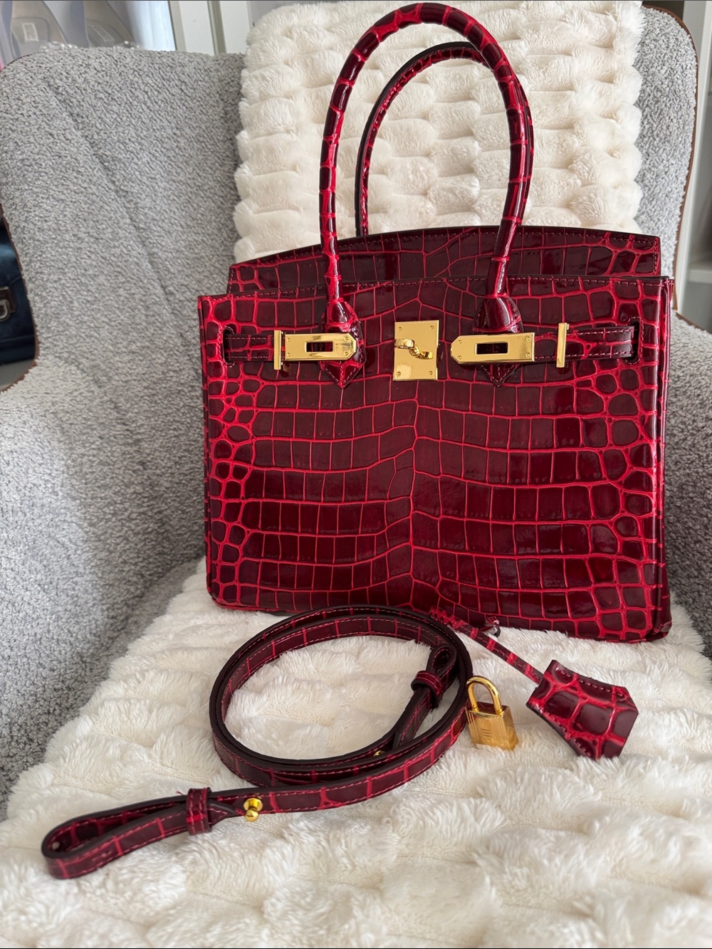 Burgundy Croc-Embossed Tote Bag with Gold Hardware, 30 cm (11.8 inches). - Picture 11 of 12